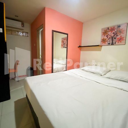 Audah Guesthouse Syariah Redpartner Джакарта Екстер'єр фото
